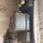 Старый электросчетчик с пробками